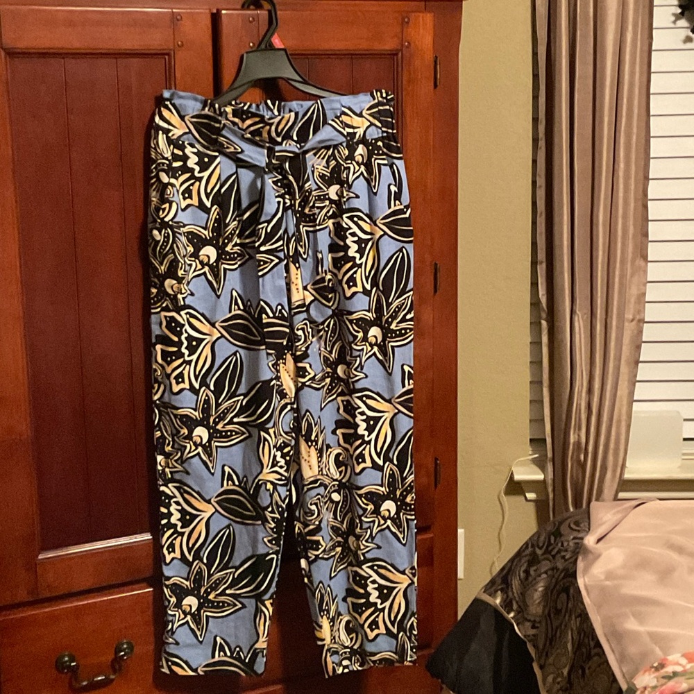 Elegant Floral Women's Cropped Pants